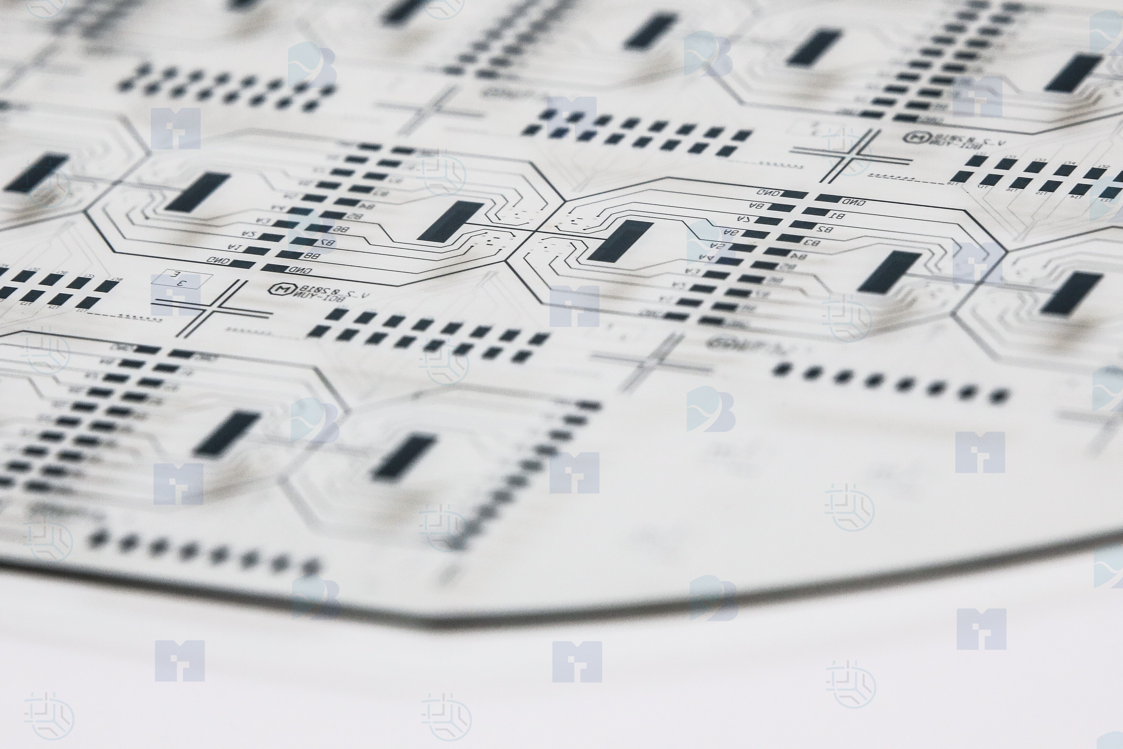 硬质衬底上金属结构