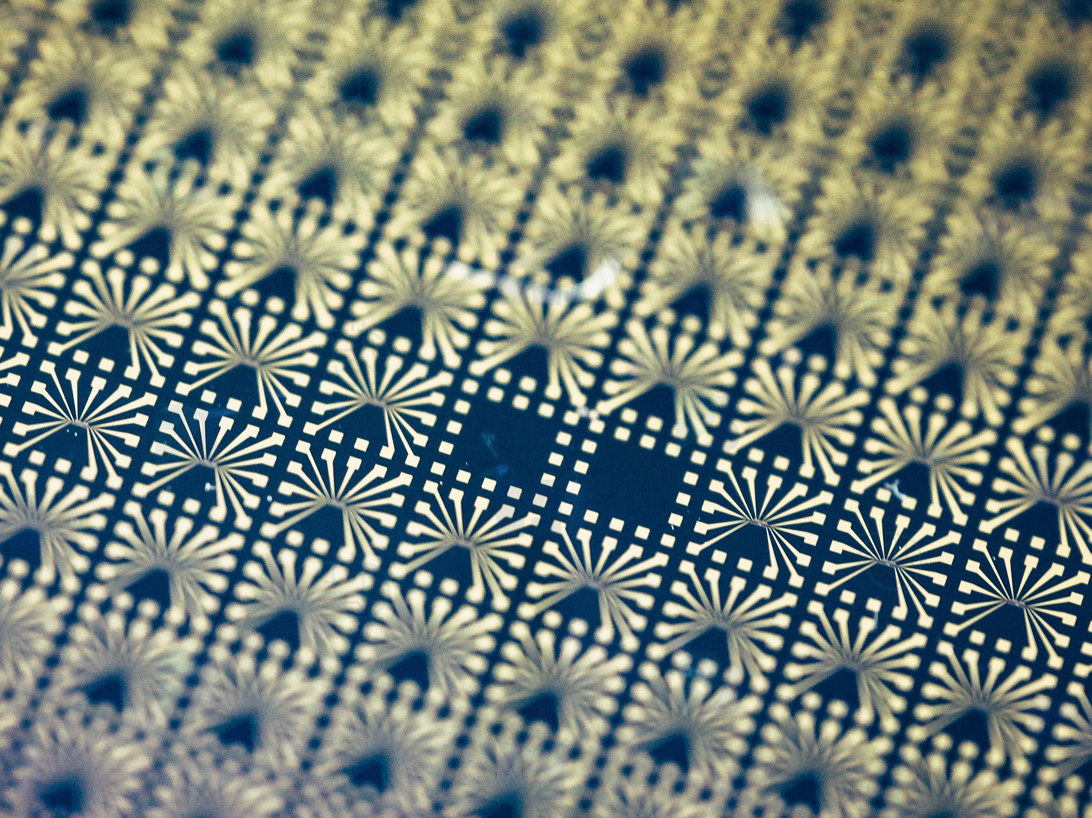 硬质衬底上金属结构